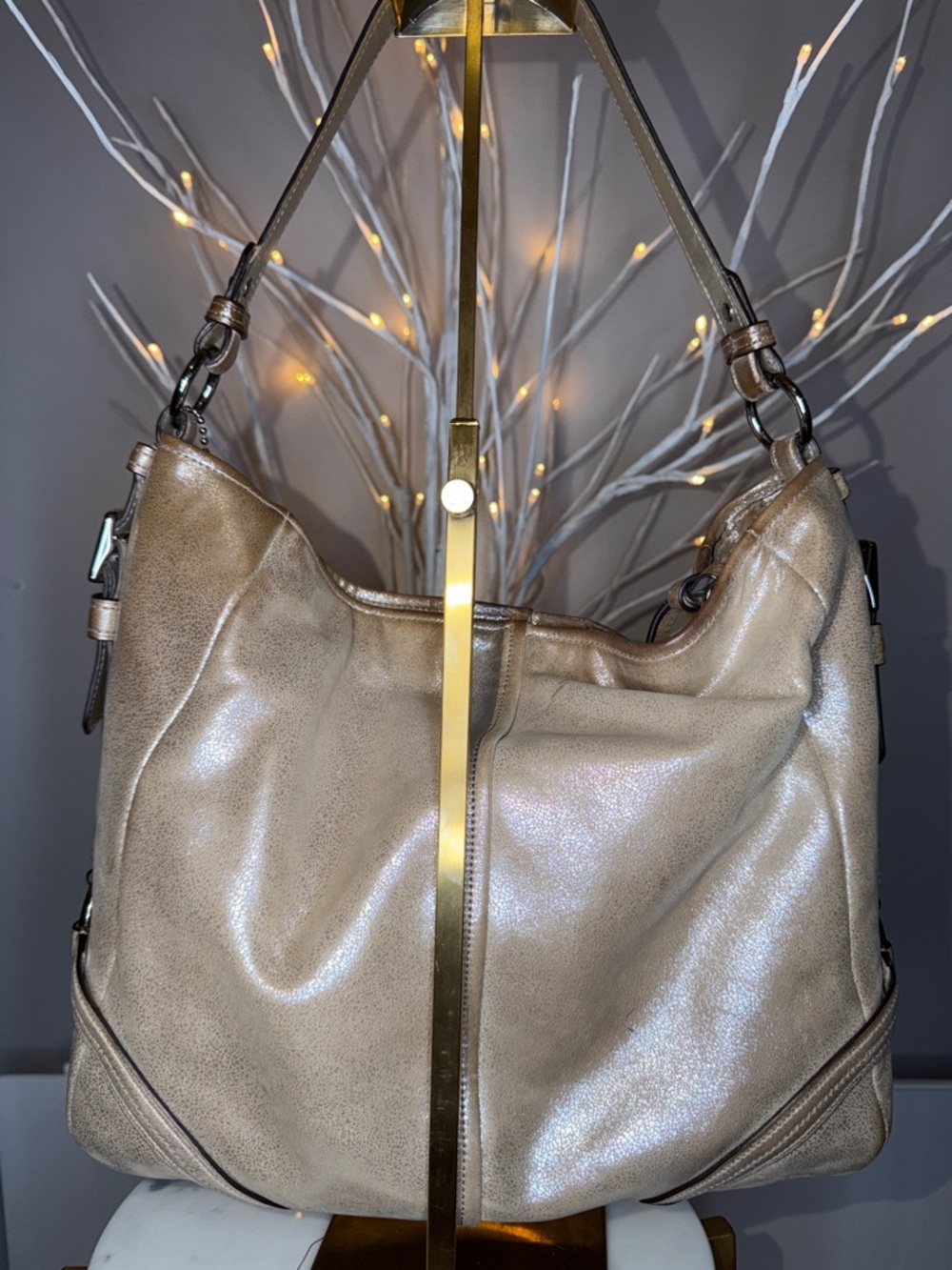 Coach EUC luxurious soft cream w/gold undertone shoulder bag with adj strap - Picture 6 of 13